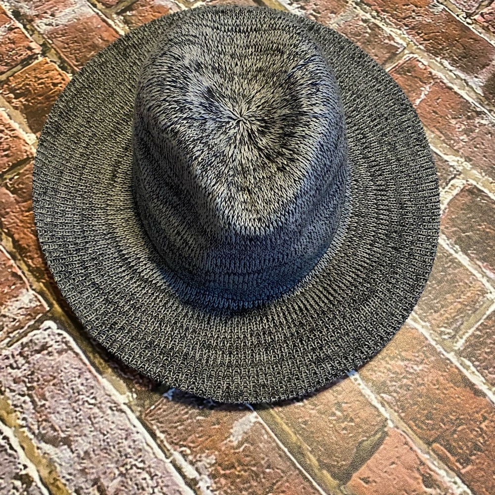 NWOT Women’s D&Y Hat One Size Fits Most Gray/Black
